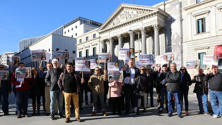 Concentración de las víctimas en el Congreso cuando comparecieron los exministros de Fomento, José Blanco y Ana Pastor, en febrero del 2019