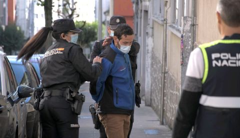 El detenido por el asesinato de Cristina Cabo en Lugo, en su llegada a la casa de la víctima para realizar una reconstrucción