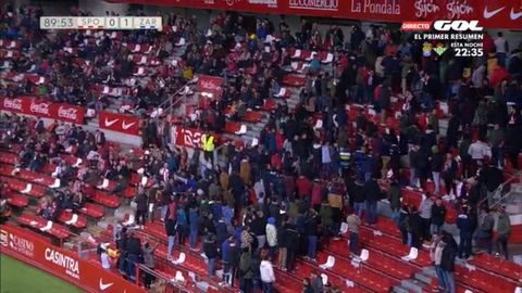 La grada Ultra del Sporting dando la espalda al equipo