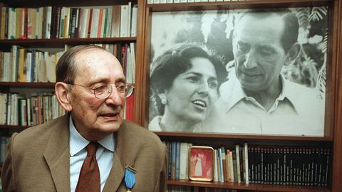Miguel Delibes, en 1999, junto a un retrato suyo con su mujer, ngeles de Castro