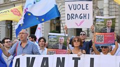 Un grupo de ciudadanos se manifiestan en Turín para reclamar la continuidad de Draghi como primer ministro