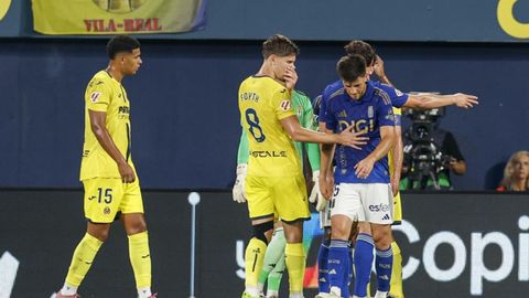 Alberto Reina se lamenta tras ser expulsado ante el Villarreal