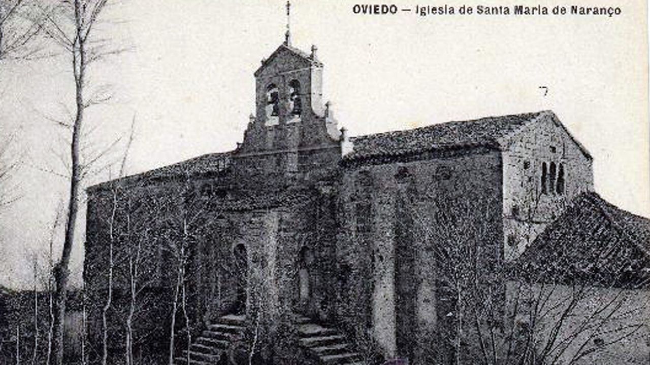 Un postal de principios del siglo XX que muestra, a la derecha, el «adosado», sí como una escalinata frontal y un campanario añadidos a Santa María del Naranco, Oviedo