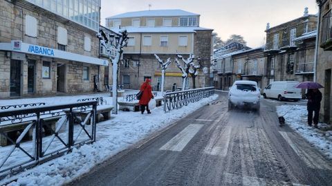 El casco viejo de A Pobra de Trives ha amanecido completamente nevado