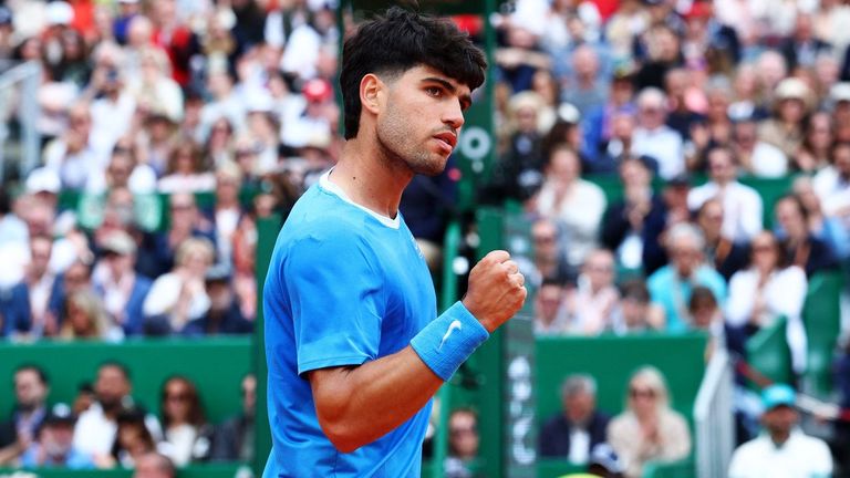 Carlos Alcaraz cumple en su estreno en tierra batida