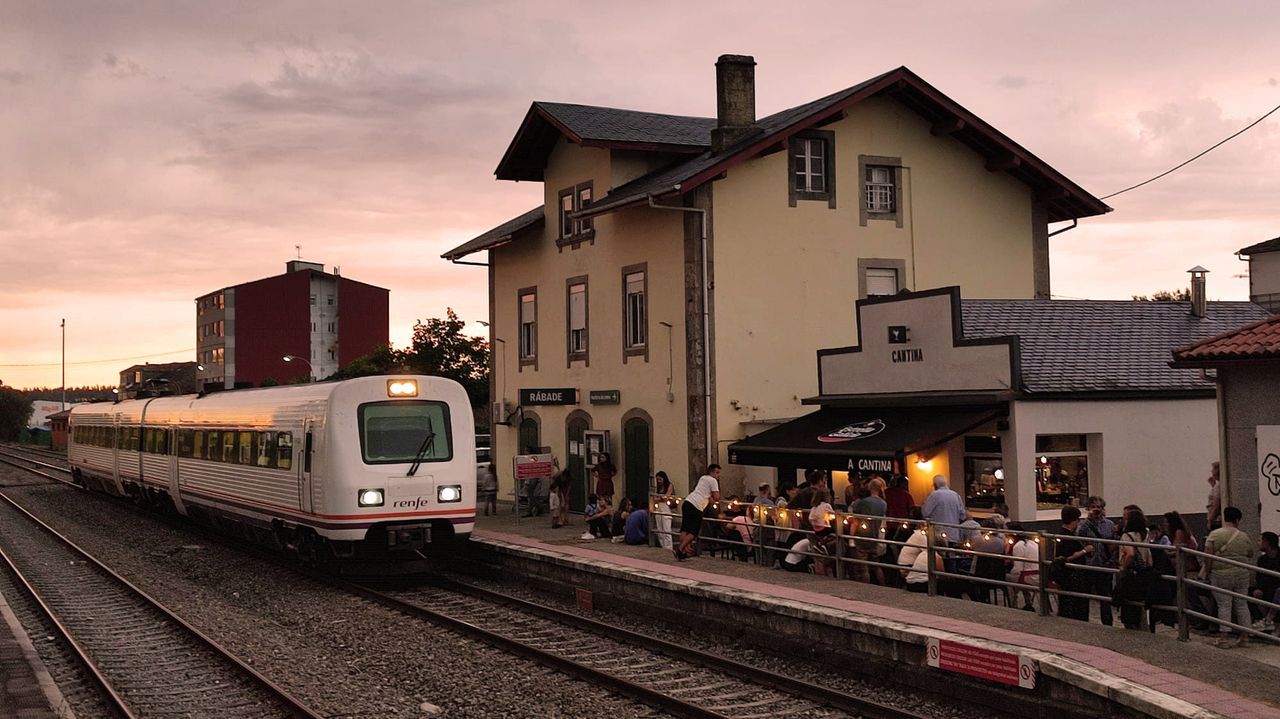 As se vive en Noia el San Bartolomeu!.Desde la terraza de A Cantina, los clientes contemplan la llegada de los trenes a Rbade.  