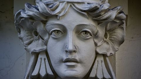 cara.Detalle del rostro inspirado en Elisabeth Siddall que se puede ver en la Casa de Jerónima Arambillet, en la plaza de Lugo