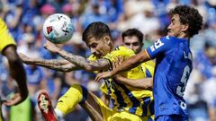 Ilic disputa un balón con Luis Milla durante el Getafe-Real Oviedo