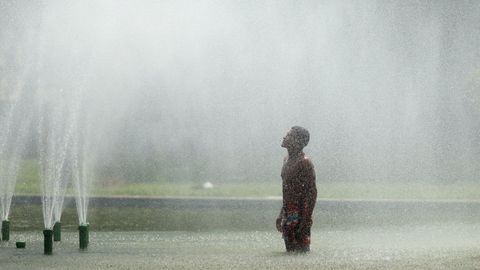 Un hombre se refresca en Río de Janeirodurante una de las intensas ola de calor que se registraron este año en todo el mundo. 24/08/2023