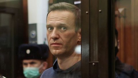 Navalni en el tribunal que le conden a dos aos y ocho meses de crcel.