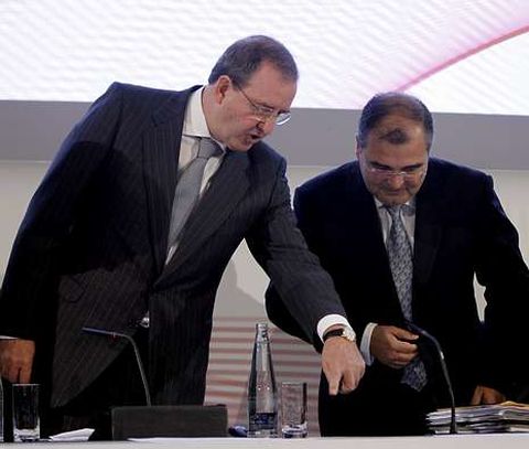 Ángel Ron, a la derecha, se prepara para intervenir ante la junta de accionistas del banco.