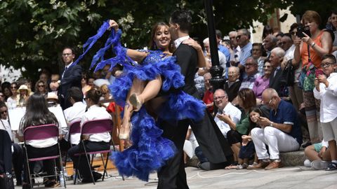 Dos bailarines acompaaron la actuacin de la Banda Municipal