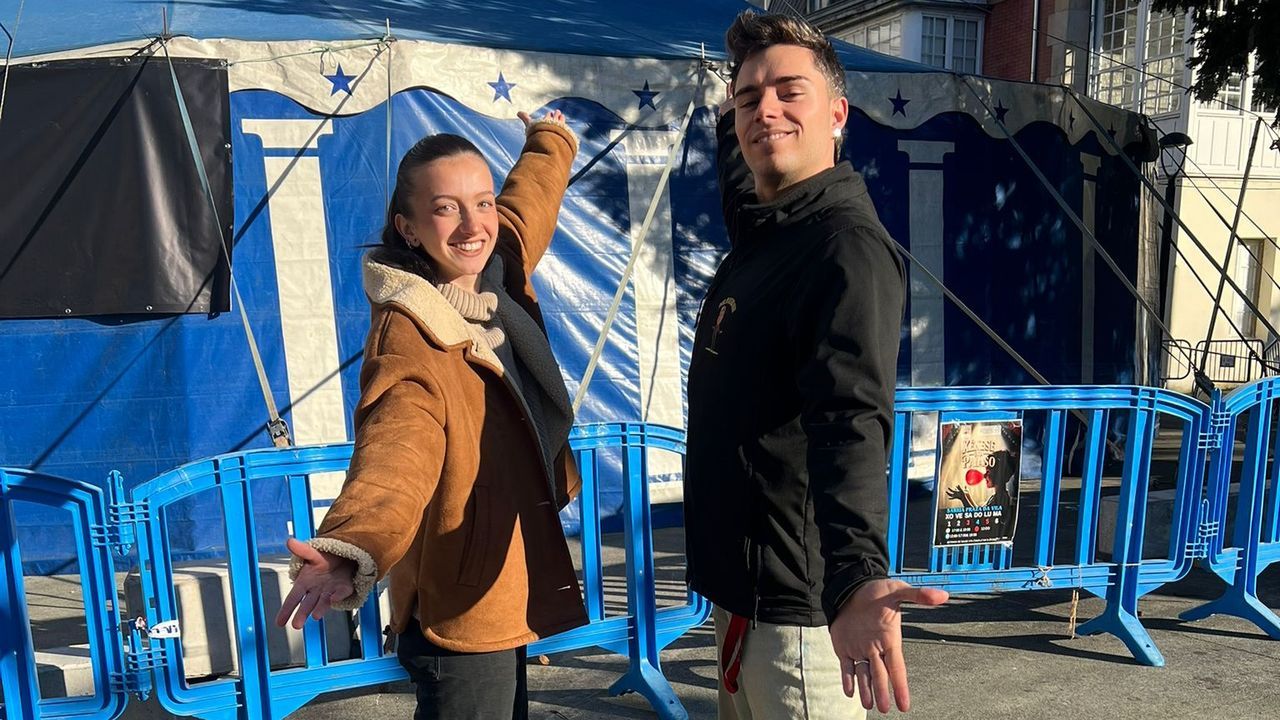 Brandan y F�tima, frente a la carpa que instalaron en Sarria