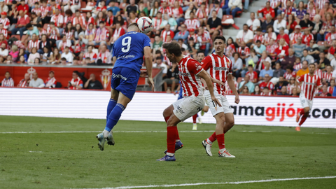 Derbi asturiano entre el Real Sporting de Gijon y el Real Oviedo en El Molin�n