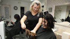 Salgueiro, en imagen, impulsa iniciativas como la donación de pelo a enfermos de cáncer
