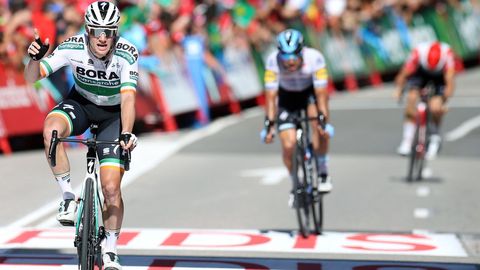 El ciclista irlands del equipo Bora, Sam Bennett, se ha proclamado el vencedor de la decimocuarta etapa de la 74 Vuelta a Espaa 2019, con salida en la localidad cntabra de San Vicente de la Barquera y meta en Oviedo, con un recorrido de 188 kilmetros.