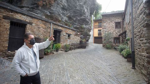 Javier seala la casa, ubicada a los pies del Castillo de Navia