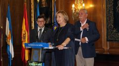 La alcaldesa de Avil�s, Mariv� Monteser�n, presenta la 42 edici�n del rallye de Avil�s, acompa�ada de Arsenio �lvarez, secretario del rallye (izquierda)  