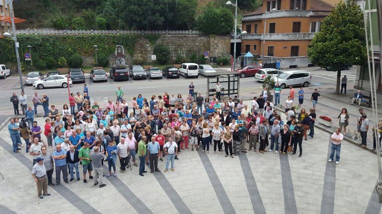 Concentración a favor de Emutsa ante el ayuntamiento de Mieres