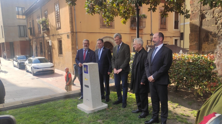 Alfredo Canteli y Alfonso Rueda, en el centro