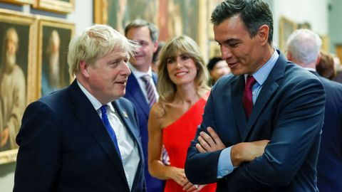 Pedro Sánchez conversa con su homólogo británico, Boris Johnson