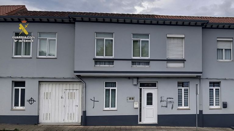 Detenido un hombre en Cariño que amenazaba a los vecinos y pintaba esvásticas por el pueblo