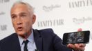 Jorge Ramos muestra en su teléfono móvil la entrevista con Maduro que ha recuperado, tras recibir III Premio Internacional de Periodismo 2019 Vanity Fair, en Madrid