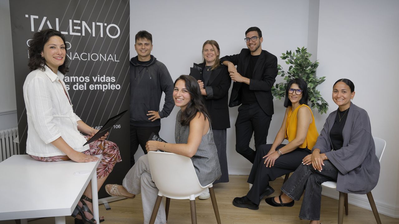 De izquierda a derecha: Uxa Calo, gallega; Alejandro Robles, venezolano; Dara Golub, ucraniana; Pablo Meza, argentino; Fernanda Palermo, uruguaya; Zurin Serraty, dominicana y Raquel Rodrguez, italiana.