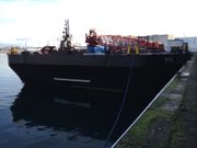 La gabarra y el remolcador �Victory�, atracados en el muelle de la Palloza