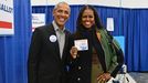 Barack Obama y su esposa Michelle depositan su voto en Chicago.