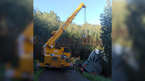 Retiran el cami�n accidentado que provoc� un vertido en As Somozas.