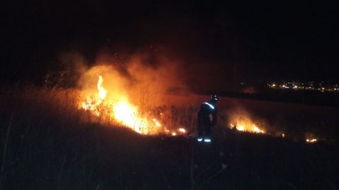 El incendio en la zona pobrense de A Corna se origin en un lugar prximo a varias viviendas