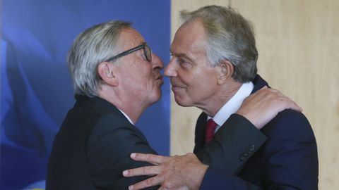 El presidente de la Comisin Europea, Jean Claude Juncker, da la bienvenida al ex primer ministro britnico, Tony Blair, antes de su reunin en Bruselas