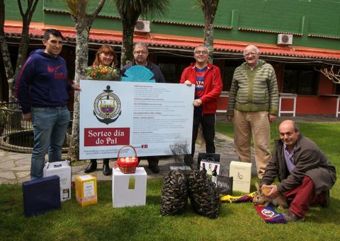 Impresionante premio. El presidente de la pea barcelonista, Marcelino Snchez, acompaado de miembros de la directiva, entreg entre vales y productos, todos los regalos de la rifa. 