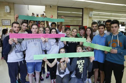Alumnos del IES Luís Seoane, en mayo, cuando presentaron otro plan, «Obxectivo: Igualdade». 