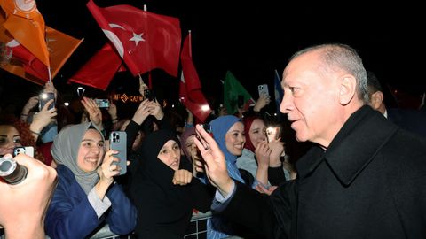 Recep Tayyip Erdogan, presidente turco, saluda a sus seguidores a la salida de su residencia en Estambul.