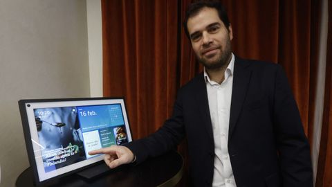 Andrés Pazos, responsable de Alexa en España, con uno de sus dispositivos.