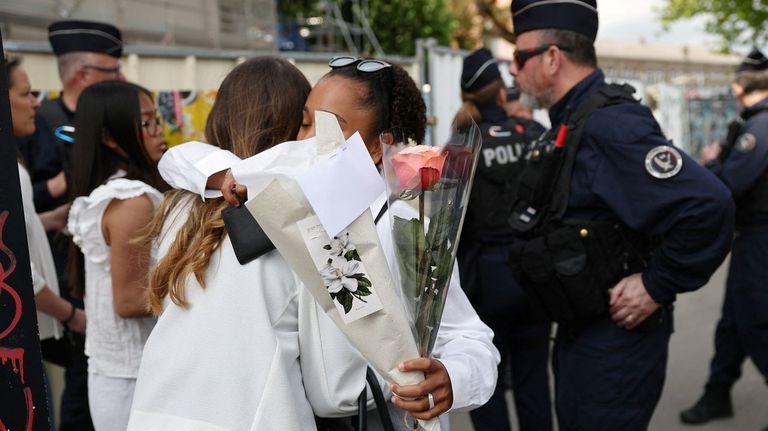Dos adolescentes se abrazan en el exterior del instituto de Nantes donde se produjo el suceso