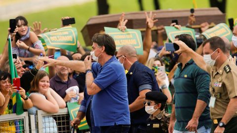 Bolsonaro y varios ministros de su gobierno acudieron a una manifestación este fin de semana. Esta vez, el líder brasileño se puso la mascarilla