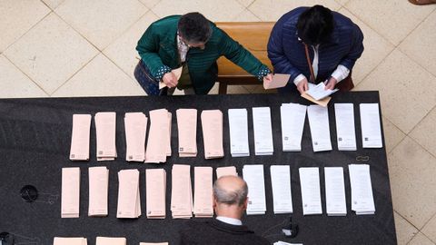 Votantes eligiendo su papeleta, el pasado 28 de mayo, en un colegio electoral de Santander