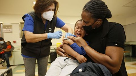 El Sergas instaló un punto de vacunación frente a la gripe para niños en el hospital