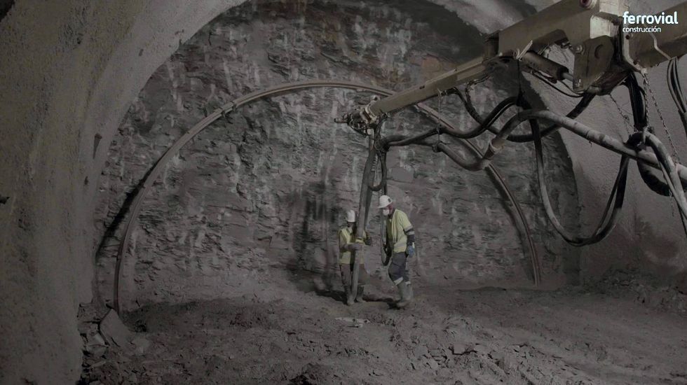 Así trabajan bajo tierra los excavadores del túnel ferroviario de Oural.Participantes del Ecopreguntoiro en la fiesta de clausura del curso pasado, en Cerceda