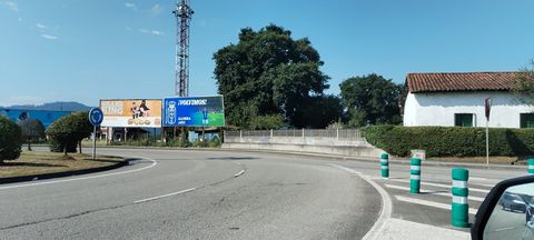 Lona colocada en la rotonda de entrada a Posada de Llanera