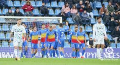 Viti y Costas, con los jugadores del Andorra detr�s celebrando uno de los goles
