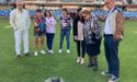 La familia de Cholo, junto a la presidenta del Pontevedra CF, Lupe Murillo, depositan las cenizas del jugador en el campo de Pasarón