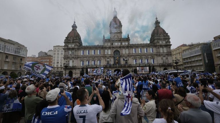 Así fue la recepción al Deportivo en el Concello de A Coruña: «¡Que bote todo Riazor en María Pita!»