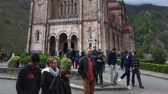Los turistas llenan Covadonga.Los turistas, en Covadonga