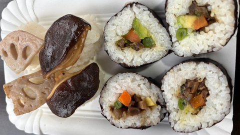 La japonesa elabora sushi vegano