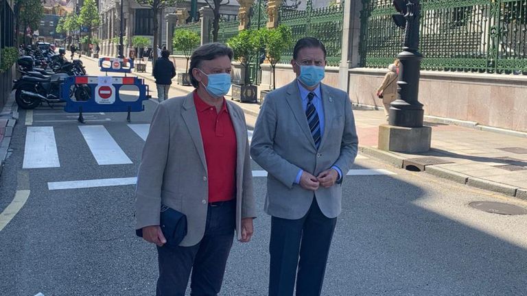 José Ramón Prado y Alfredo Canteli en la peatonalización de la calle Fruela