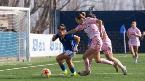 Eva Lois intenta robar un bal�n durante el�SE AEM-Real Oviedo femenino